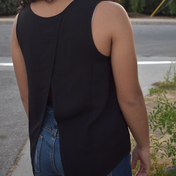 Sleeveless woven top with open tulip back - Picture 4 of 4